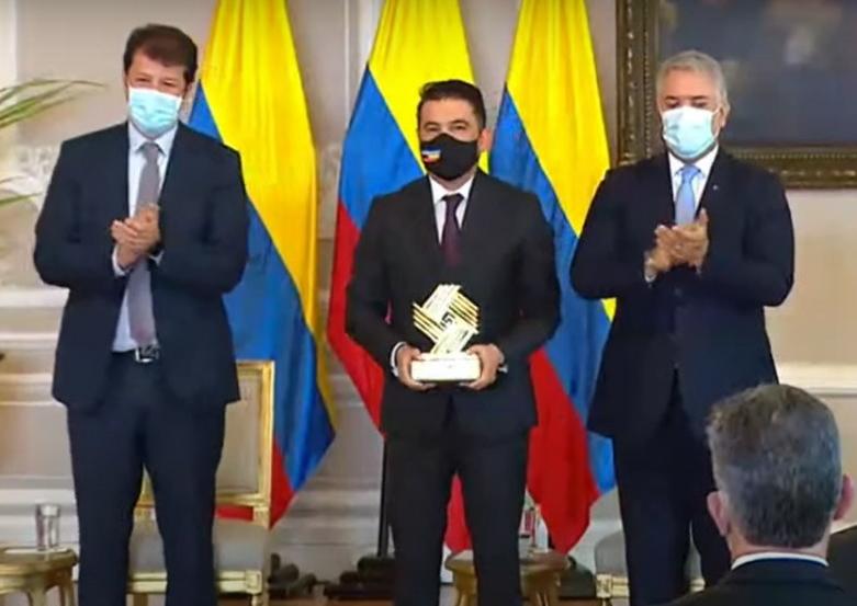 Con felicidad y en nombre del equipo de la <a href="/CundinamarcaGob/">Gobernación de Cundinamarca</a>, recibimos del Pte <a href="/IvanDuque/">Iván Duque 🇨🇴</a> y el jurado: cuerpo diplomático, academia, sector empresarial y organismos multilaterales, el #PremioAltaGerencia2021 q exalta nuestro buen desempeño institucional en el marco de la pandemia