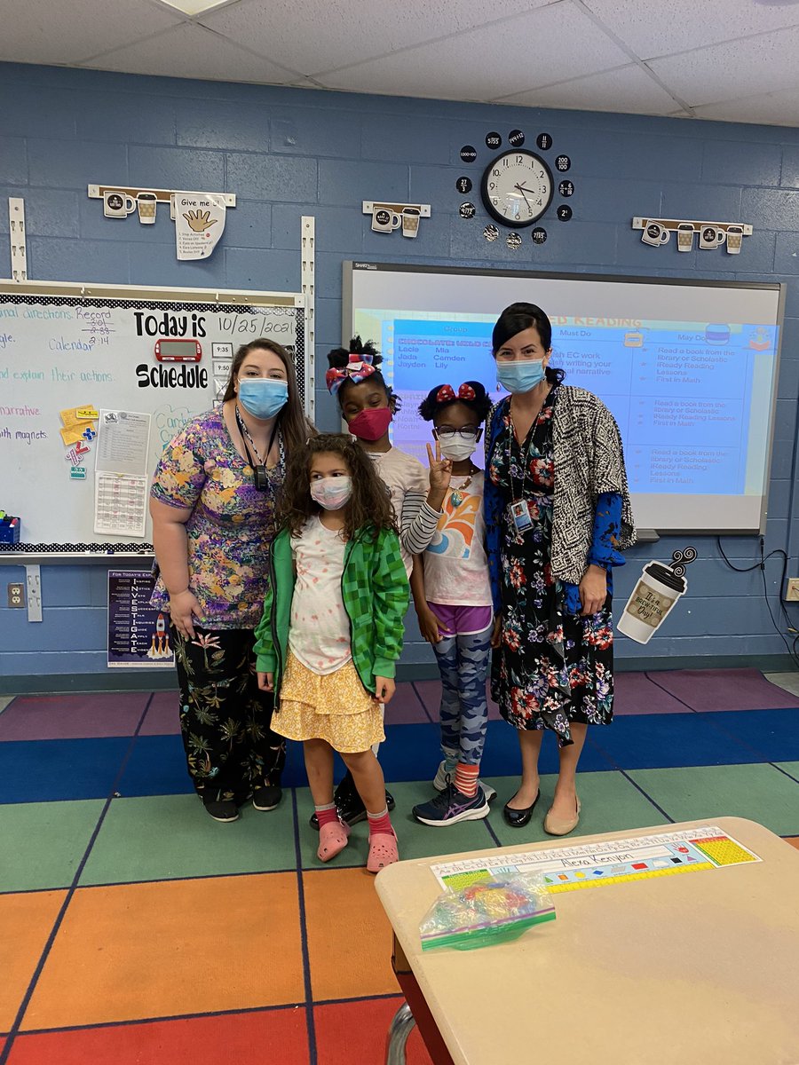 SolleyAACPS's tweet photo. Our #AACPSAwesome students are  Mismatched on Monday to kickoff our Spirit Week! We are #solleystrong. #Mismatched #spiritweek https://t.co/2T2DHgqBIC