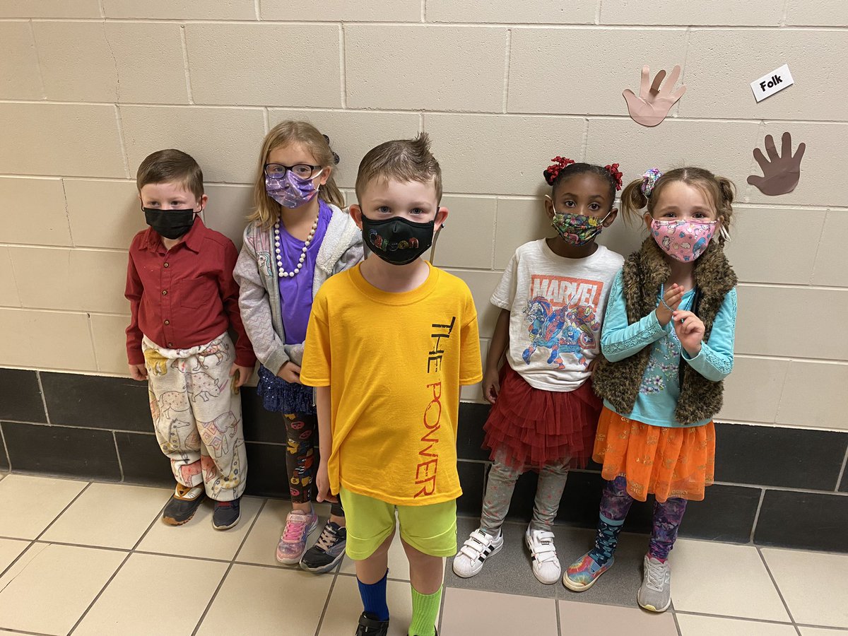 SolleyAACPS's tweet photo. Our #AACPSAwesome students are  Mismatched on Monday to kickoff our Spirit Week! We are #solleystrong. #Mismatched #spiritweek https://t.co/2T2DHgqBIC
