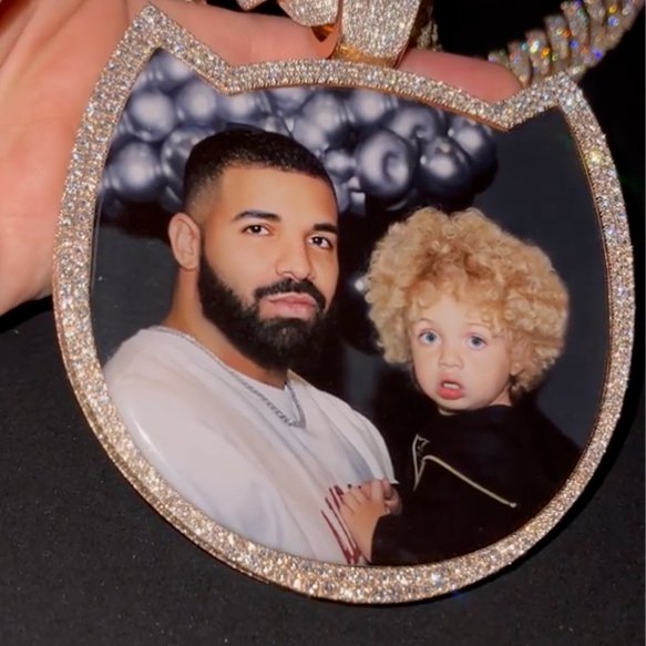 Uživatel Complex na Twitteru: „Young Thug gifts Drake a diamond OVO chain  from Eliantte featuring a photo of Adonis for his 35th birthday.  Videos/More: https://t.co/duWeBmdVi3 https://t.co/w9dhBxgwTx“ / Twitter