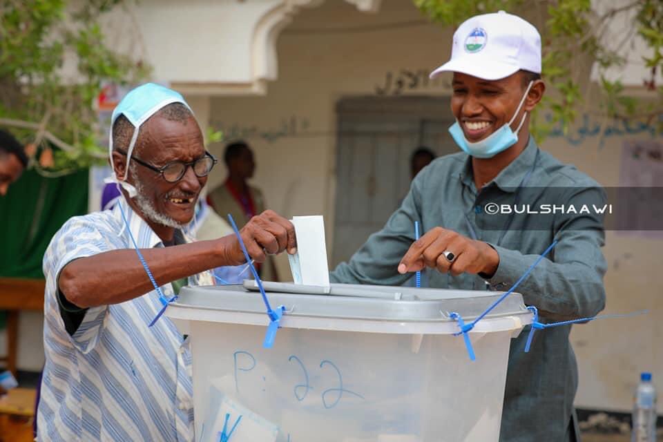 AshaMNoor's tweet photo. Congrats to Puntland for starting the #PuntlandElections in #Eyl #Qardo & #Ufeyn districts!
The long lines of young and old, from all walks of life shows an intense desire for democratization 🗳
This is a huge step forward. Great job @TPECPuntland!
Guulaysta Somalia 💙 #PLGE https://t.co/GtEzI1cQUc