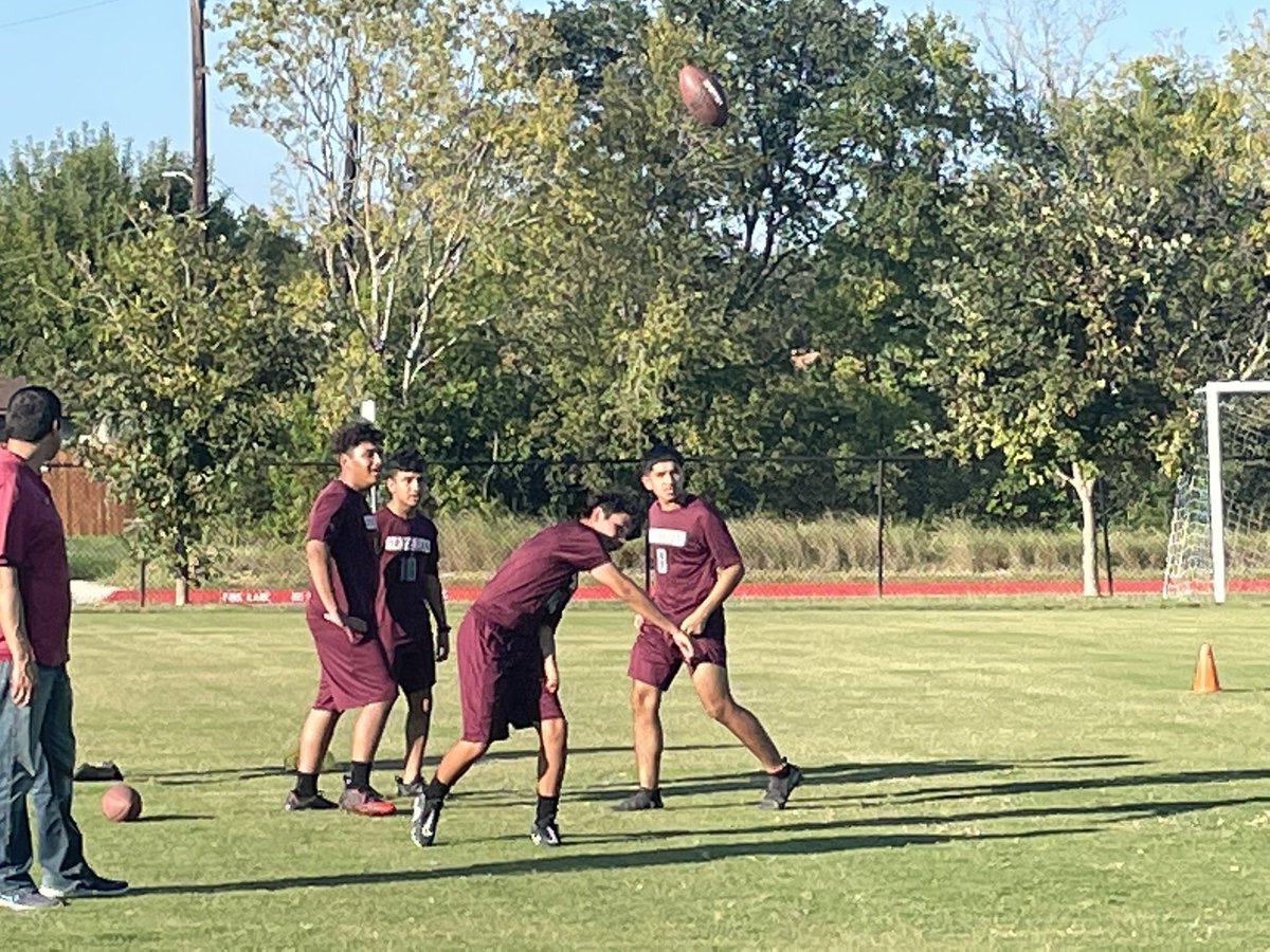 MTribSAEducator's tweet photo. @LighthouseSA1 warming up for a first round playoff game against IDEA Najim. Game time 530. #teamwork https://t.co/xqzQNpPYYp