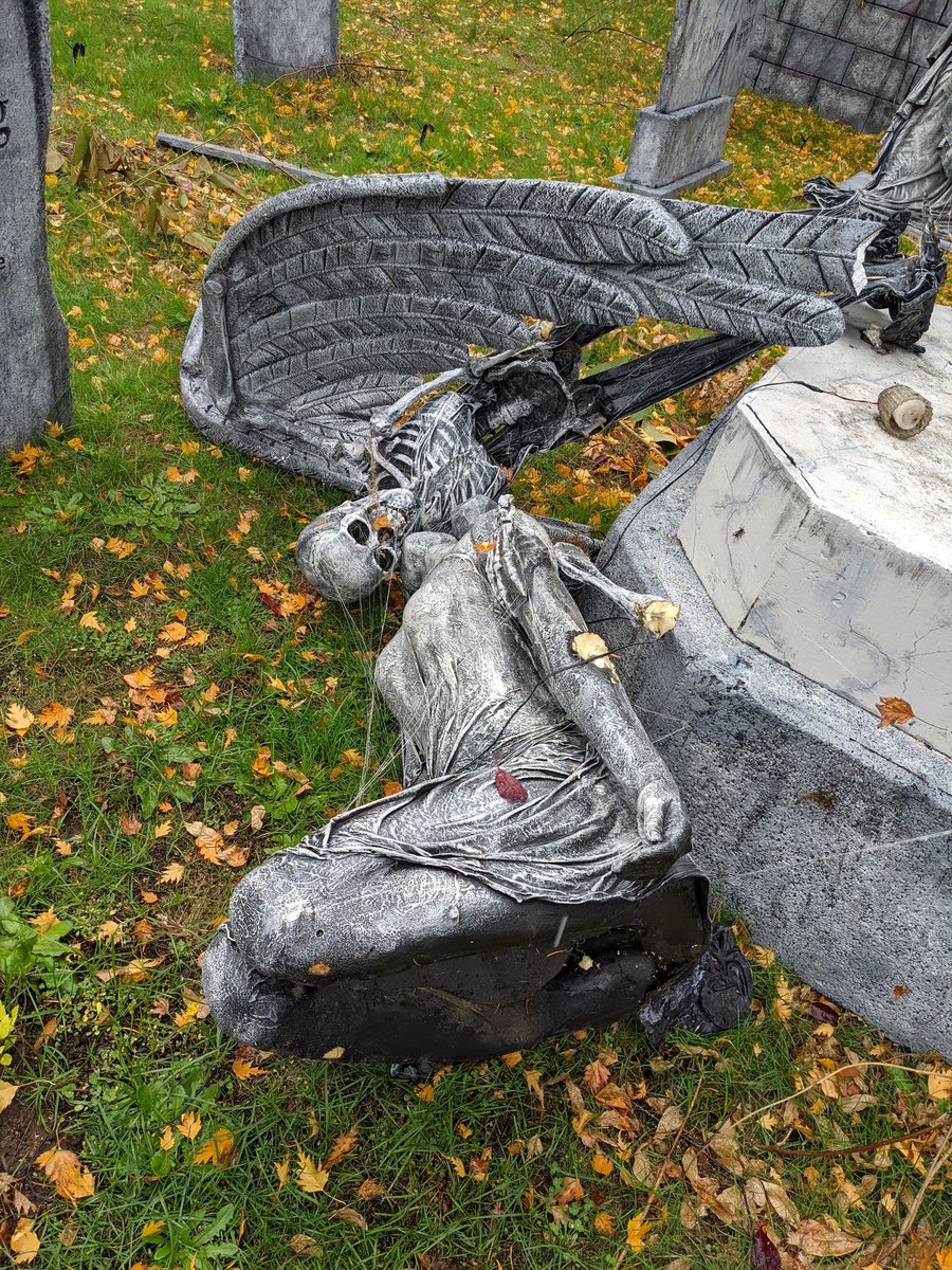 FrogonPumpkin's tweet photo. @NWSPortland @slaintesteve Yep took out our favorite Halloween decorations https://t.co/I9FuzSHIWK