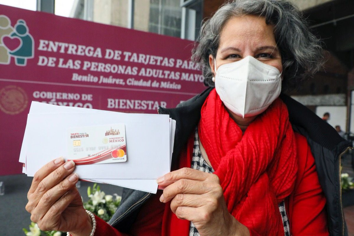 Claudiashein's tweet photo. En la alcaldía Benito Juárez, con el secretario de Bienestar, @TabascoJavier; la subsecretaria @A_MontielR; y la delegada estatal @EstefanyCorreaG; hoy comenzó la entrega de Tarjetas para el Bienestar de las personas adultas mayores de 65 años, un apoyo que otorga el @GobiernoMX. https://t.co/7ndaKssWHC