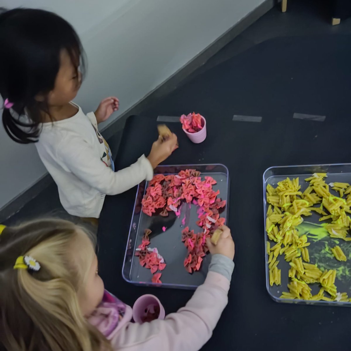 escdelesaigues's tweet image. Aquesta setmana recuperem els #ambients a bloc petits, això sí amb els grups bombolla. Aquí podeu veure com experimenten amb la llum, la foscor i els colors. 
@AFA_DeLesAigues @consorciedubcn @escoles_hg