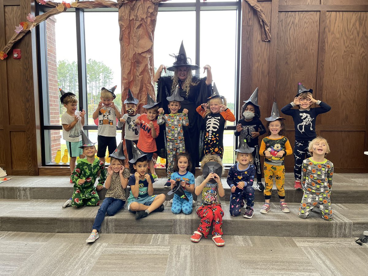 TaylorBocook's tweet photo. Thanks @TammyWeil3 and @jlrearley for a spooky fun time! 📚 https://t.co/AasojxEq5v