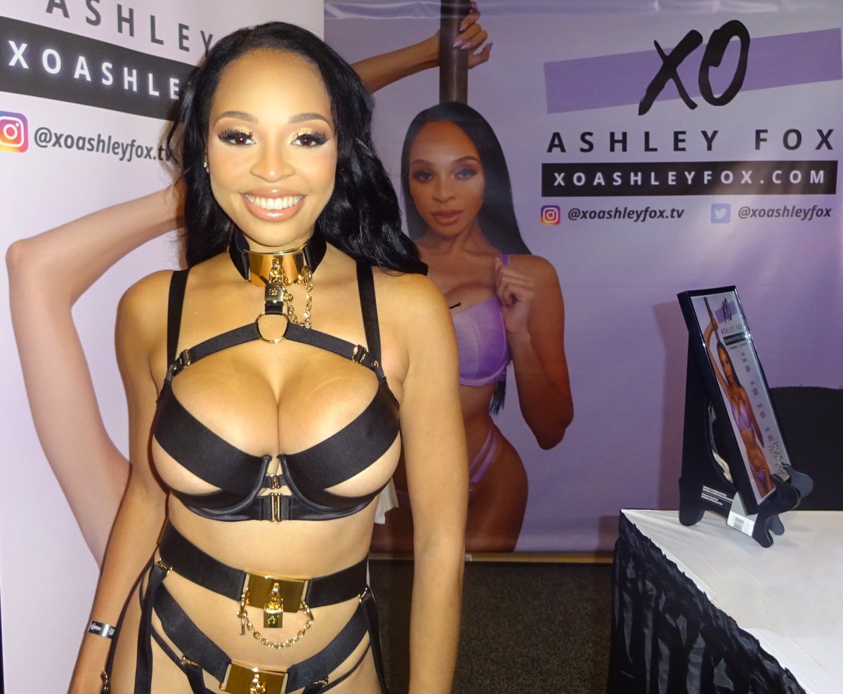 RobertPerez835's tweet photo. More pics from Exxxotica NJ 2021 and had such a good time. In Pics Naughty She Devil, Lilith jane, Ashley Fox and Koko Kay #lilithjane #ashleyfox #condomman #variationsonfilm #shedevil #naughtyshedevil #kokokay https://t.co/B2haPlGjdg