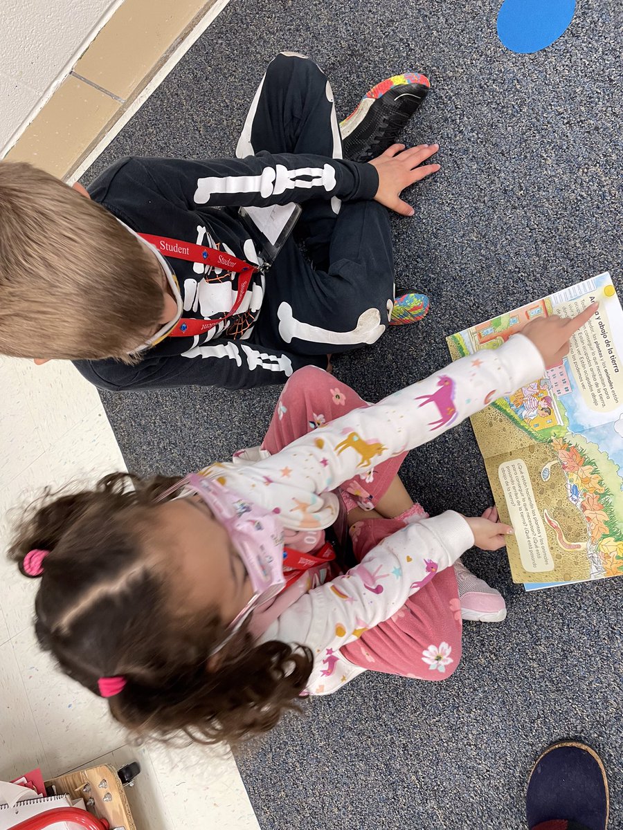 BraaschsBunch's tweet photo. Buscando como los seres vivientes obtienen lo que necesitan.  Looking for how living things get what they need.  #SPDragons95 https://t.co/kgX0v9wHiV