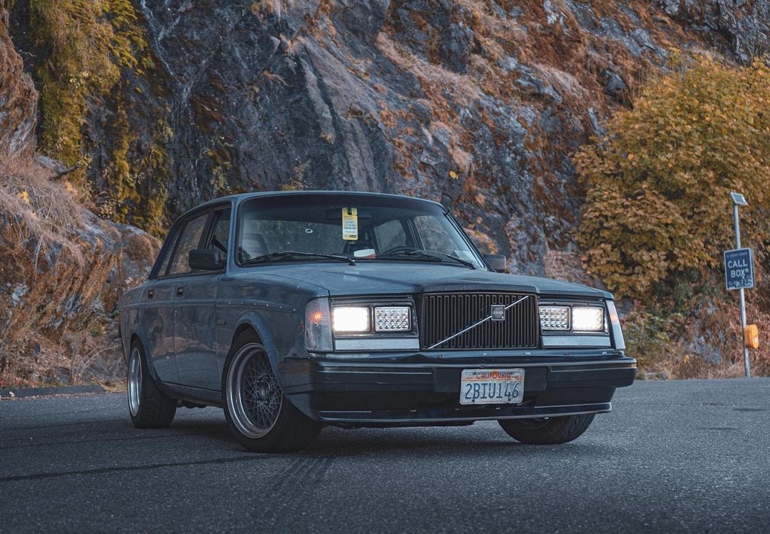 SwedishBM's tweet photo. Call box. 
The home of Swedish Car Culture &amp; Merchandise 🇸🇪
👤 @_fwilson_ 
__

#volvo240  #redblock #volvo #b230f #volvo244 #244 #swedishcarculture #swedishboostmafia #volvobox #boxybutgood #bricksociety #sleeper https://t.co/LsgJ6m3Z4L