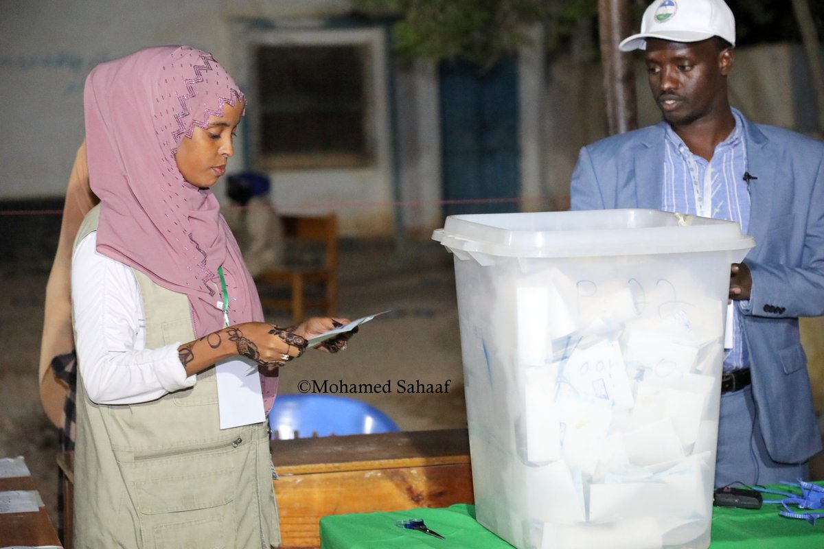 MohSahaaf's tweet photo. The election result counting commences in Qardho's polling stations as most of them will conclude soon.

📸-@MohSahaaf
#PLGE 
#PuntlandElections https://t.co/6BiKoV4Azi