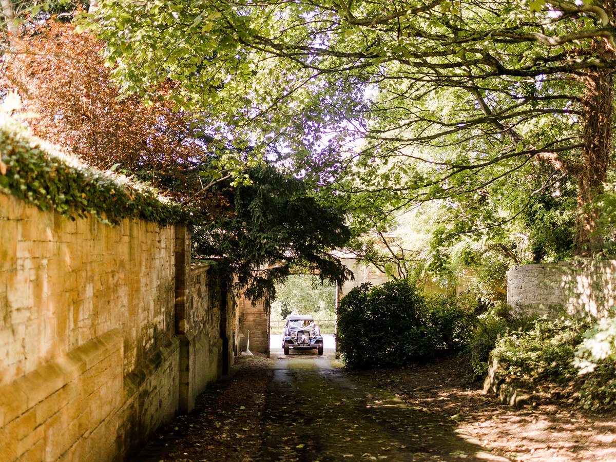 ✨What✨ an entrance for the newlywed, Lauren &amp; Jack!

From horse-drawn carriages and Fiat 500s, to vintage Rolls Royce variations &amp; Range Rovers, you name it! Whatever your ride of choice, you will be guaranteed the most special, warmest of welcomes.

#weddings | #makeanentrance