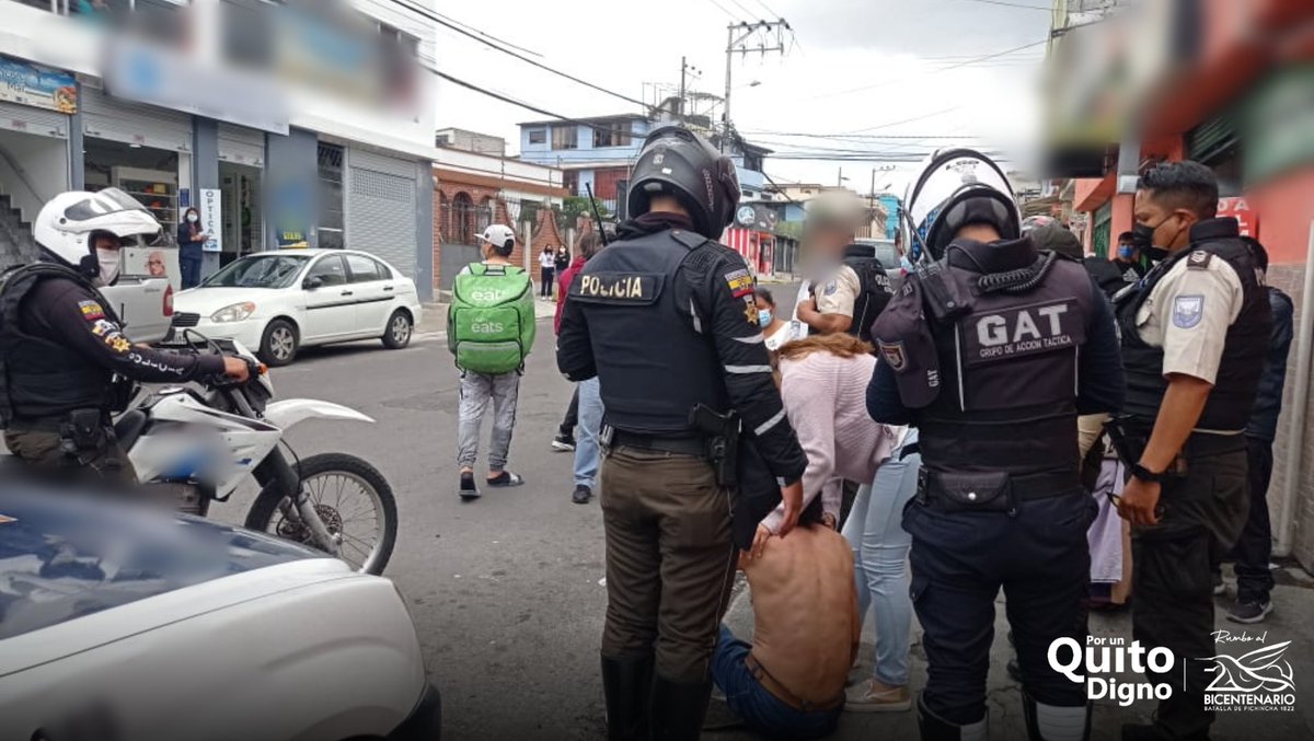 agentesdequito's tweet photo. 🚨SEGURIDAD| Por pedido ciudadano, aprehendemos a persona quien estaba realizando escándalo público e intimidando a transeúntes en el sector de Ponceano Alto. Se entrega el ciudadano a  @PolicíaEcuador para el procedimiento respectivo.
Somos
#AgentesDeQuito 👨‍✈️ 
#PorUnQuitoDigno👍🏻 https://t.co/WpoB3EhNOJ