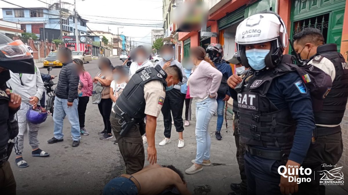 agentesdequito's tweet photo. 🚨SEGURIDAD| Por pedido ciudadano, aprehendemos a persona quien estaba realizando escándalo público e intimidando a transeúntes en el sector de Ponceano Alto. Se entrega el ciudadano a  @PolicíaEcuador para el procedimiento respectivo.
Somos
#AgentesDeQuito 👨‍✈️ 
#PorUnQuitoDigno👍🏻 https://t.co/WpoB3EhNOJ