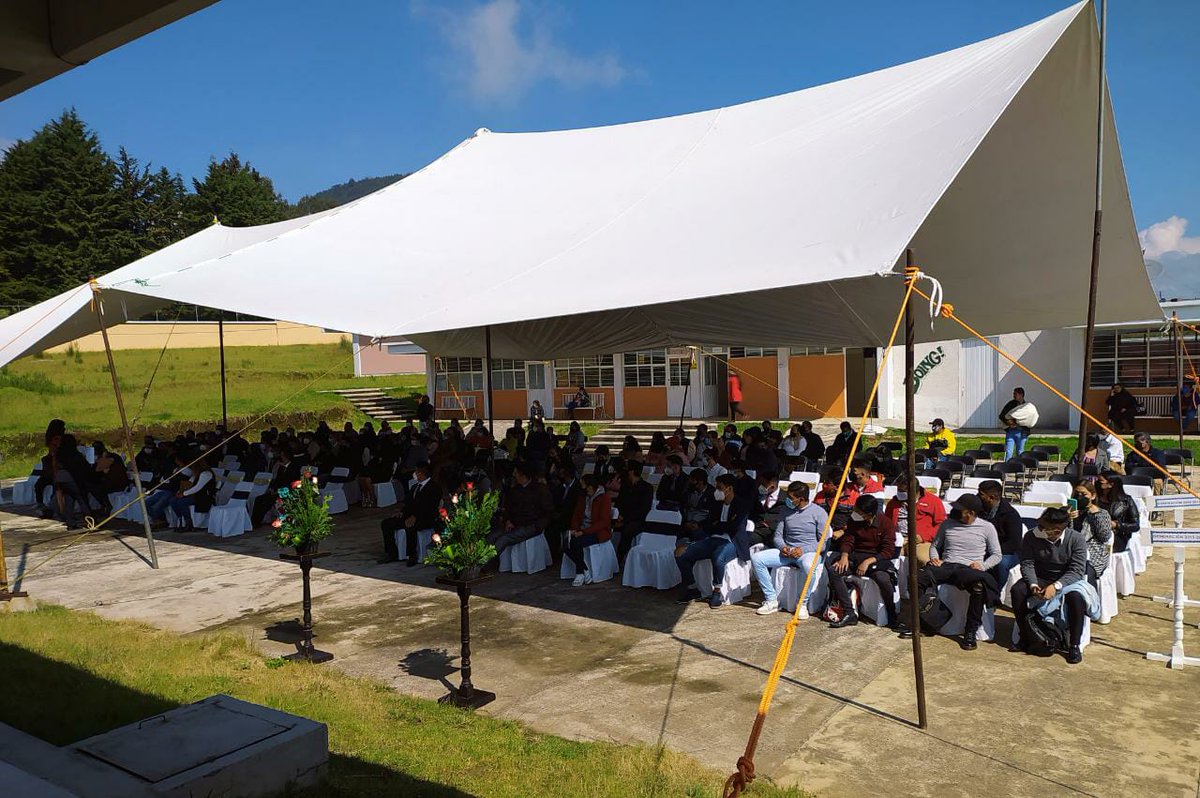CbtcapulhuacE's tweet photo. El CBT Capulhuac siempre comprometido con la educación. Ceremonia histórica de entrega de títulos profesionales de Técnico en Autotrónica. https://t.co/Uu56sm1lBH