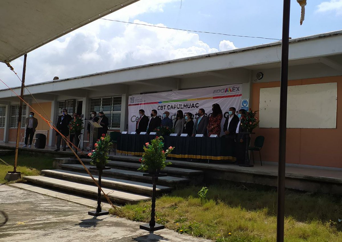 CbtcapulhuacE's tweet photo. El CBT Capulhuac siempre comprometido con la educación. Ceremonia histórica de entrega de títulos profesionales de Técnico en Autotrónica. https://t.co/Uu56sm1lBH