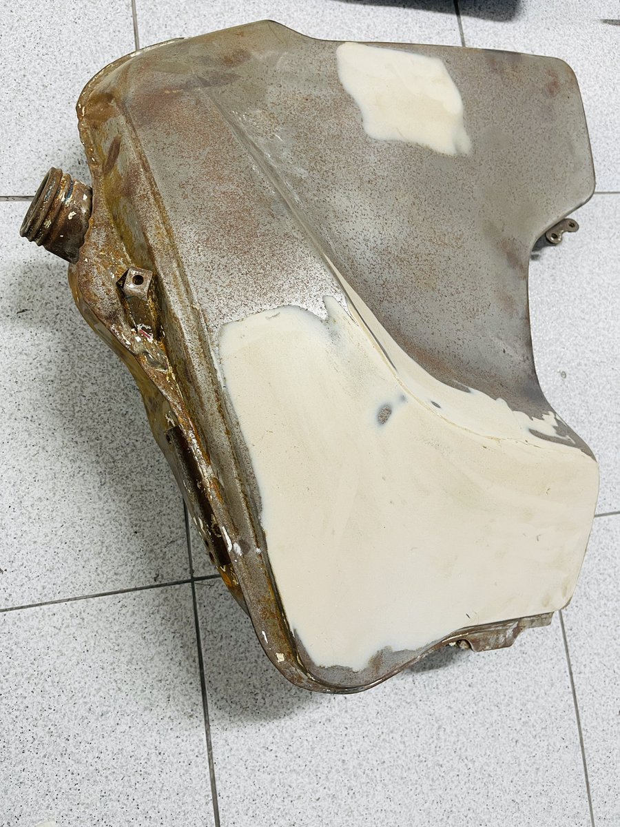 studimoto's tweet photo. #SuzukiDRBig #SuzukiDRBig750 #Deposito #Decapado #Chorreado #Abolladuras #Nivelado #Aparejo #Saneamiento #InteriorDeposito #AntiOxido #Epoxy #Tapas #Carroceria #GuardaBarros #FibraDeVidrio #Chapa #StudiMoto #RestauramosMotos #Barcelona https://t.co/TM1Hd3CGZs