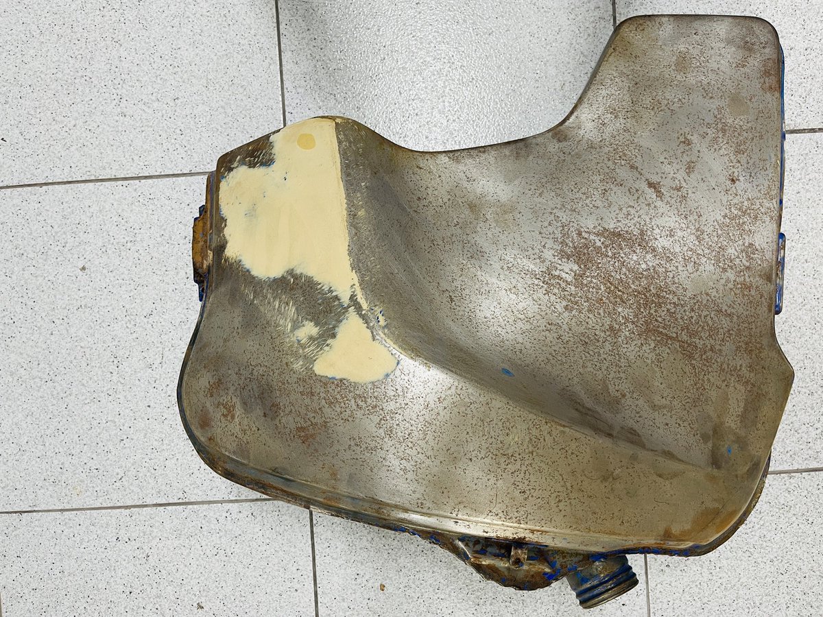 studimoto's tweet photo. #SuzukiDRBig #SuzukiDRBig750 #Deposito #Decapado #Chorreado #Abolladuras #Nivelado #Aparejo #Saneamiento #InteriorDeposito #AntiOxido #Epoxy #Tapas #Carroceria #GuardaBarros #FibraDeVidrio #Chapa #StudiMoto #RestauramosMotos #Barcelona https://t.co/TM1Hd3CGZs