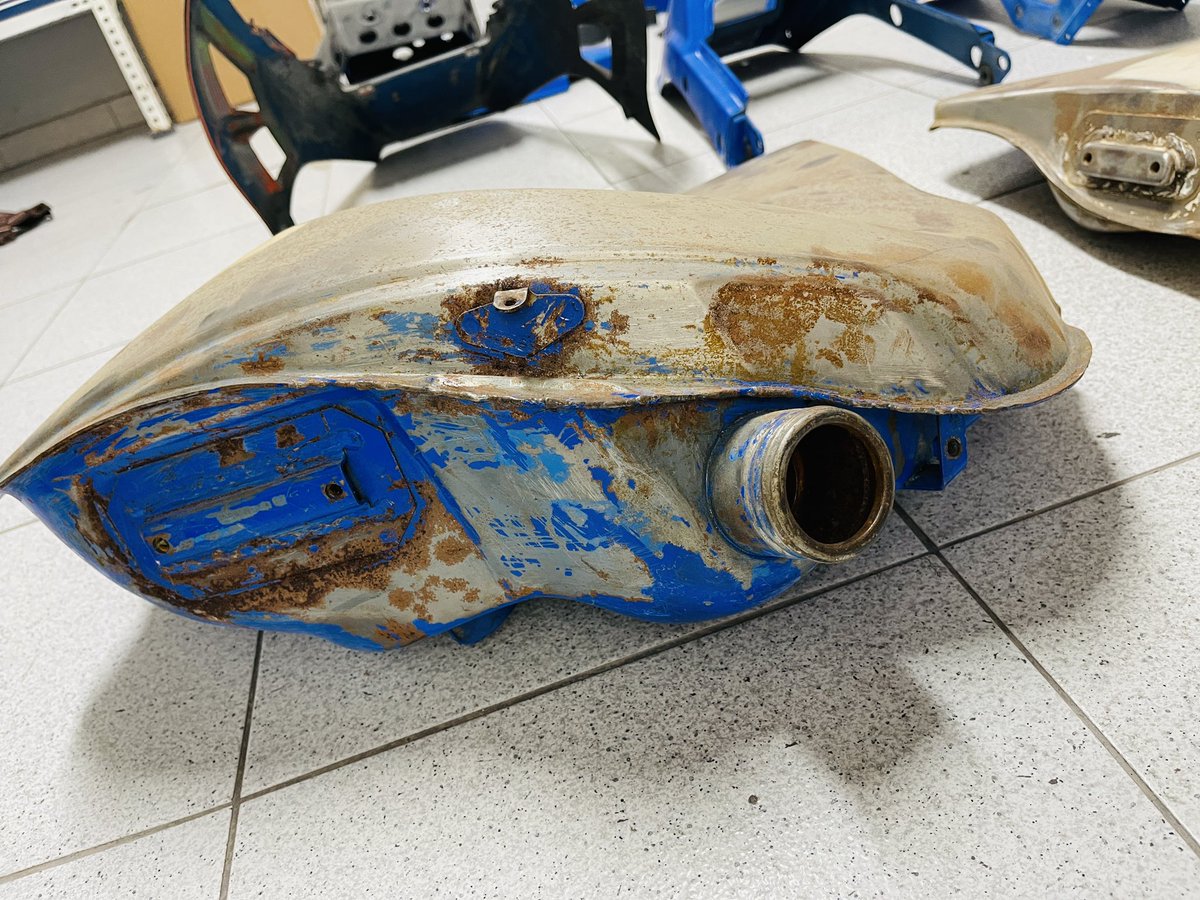 studimoto's tweet photo. #SuzukiDRBig #SuzukiDRBig750 #Deposito #Decapado #Chorreado #Abolladuras #Nivelado #Aparejo #Saneamiento #InteriorDeposito #AntiOxido #Epoxy #Tapas #Carroceria #GuardaBarros #FibraDeVidrio #Chapa #StudiMoto #RestauramosMotos #Barcelona https://t.co/TM1Hd3CGZs