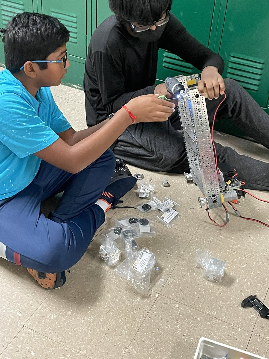 GoldenGeeseBots's tweet photo. The coding and building team were working together this meeting so we can get our duckie program tested!! 🐤 @FIRSTweets @FTCTeams #engineering #Robotics #firstfoward #ftc #programming #firstinspires #robot #robots #graciousprofessionalism https://t.co/s0MAwTegPm