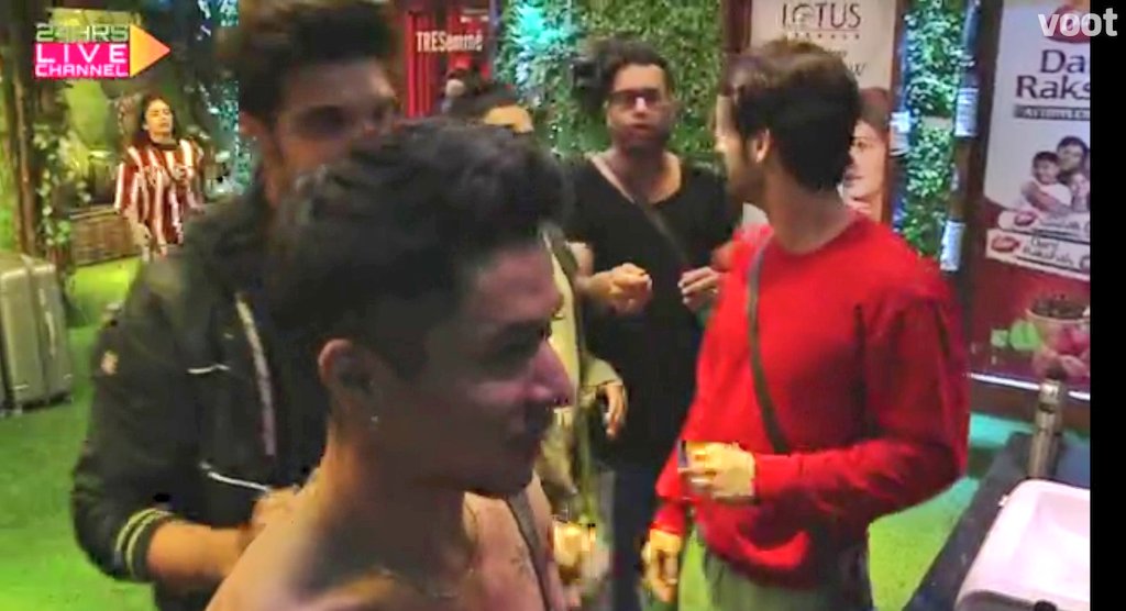 BB15LiveFeed1's tweet photo. #RajivAdatia by mistakenly cut #PratikSehajpaI 's hair in a wrong way using the trimmer! π
Everyone was making fun of him, #UmarRiaz is now fixing it.
#BiggBoss15 #BiggBoss #BB15 #BiggBoss15OnVoot #BB15LiveFeed https://t.co/IQ8av9XSPR