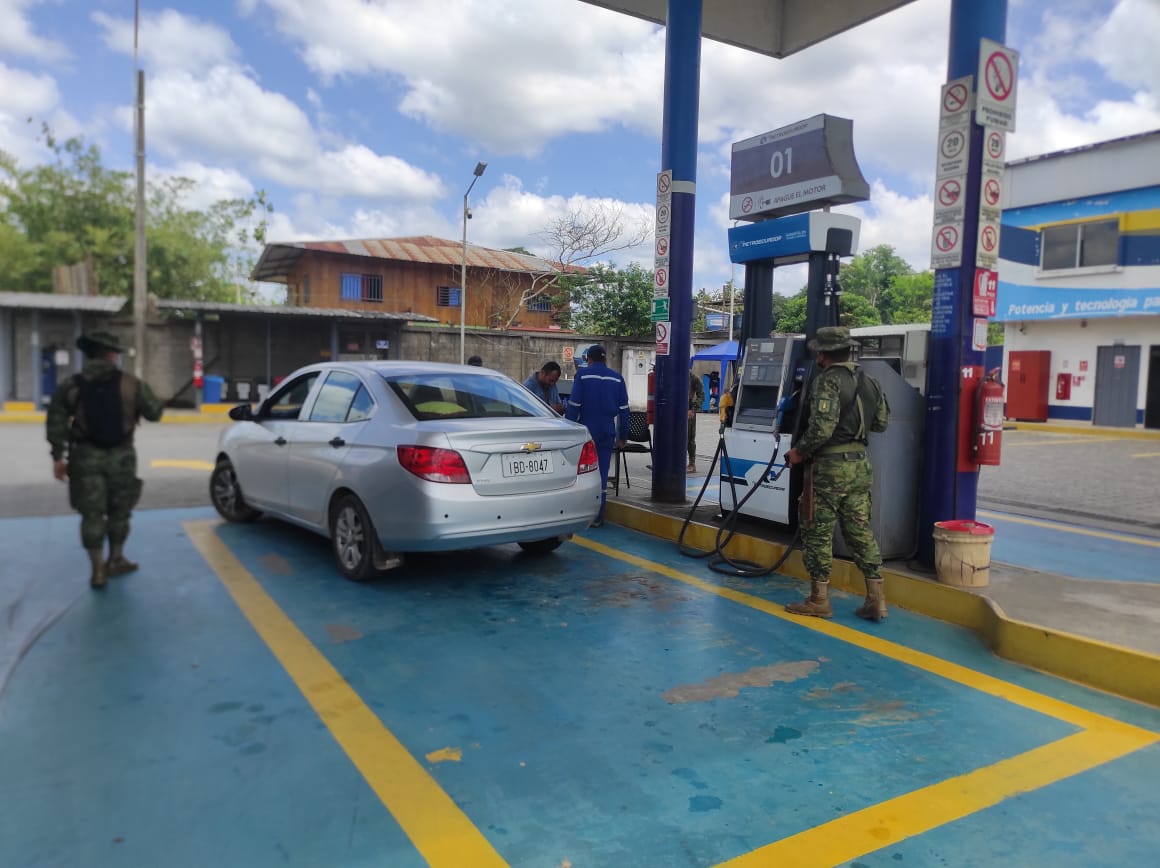 #Sucumbíos | Efectivos de las Fuerzas Armadas ejecutan operaciones de seguridad hidrocarburífera en la parroquia de Tarapoa del cantón #Cuyabeno, para salvaguardar y garantizar la protección de los recursos estratégicos del Estado. #FFAASeguridad