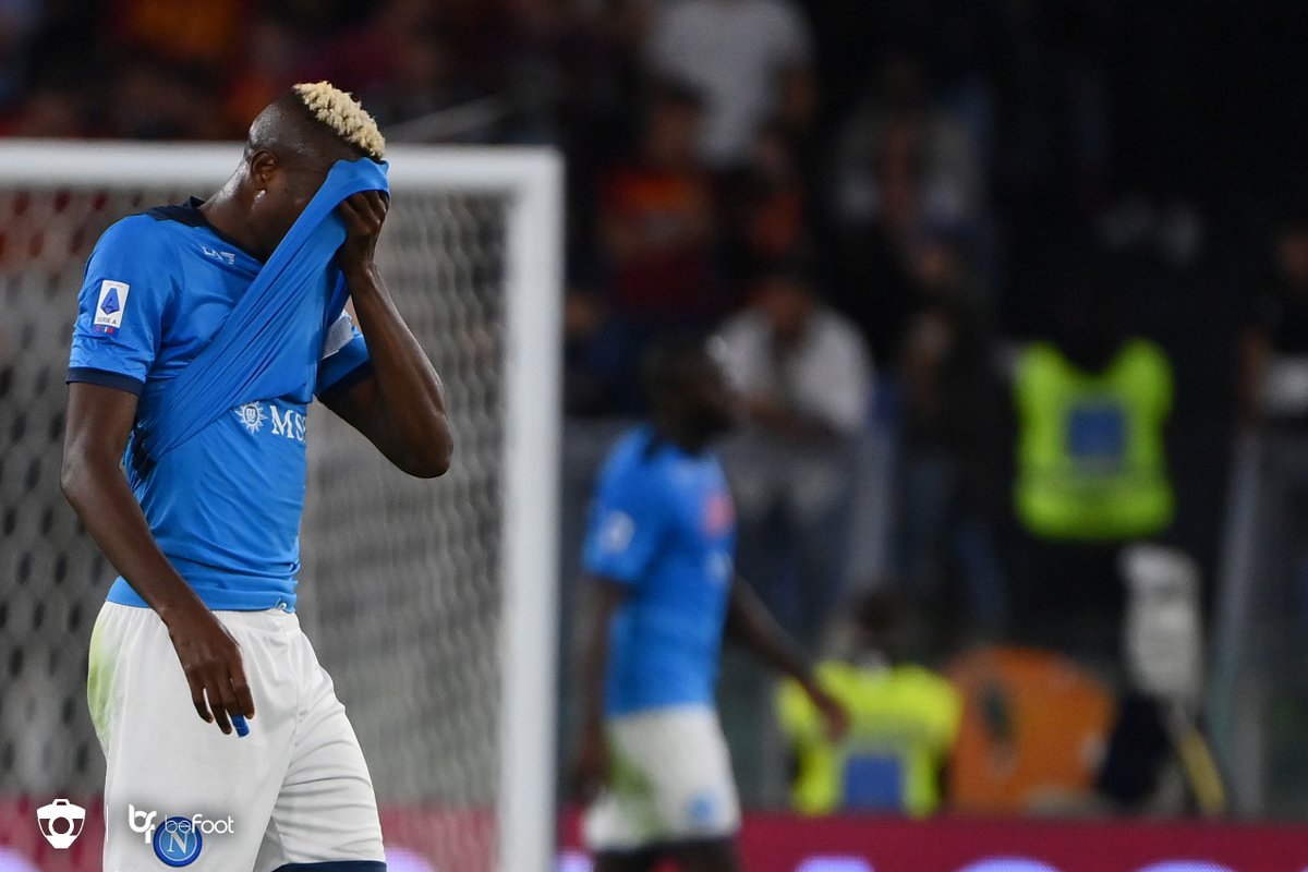 _BeFootball's tweet photo. Victor Osimhen a été la cible de cris racistes lors de la rencontre AS Rome - Naples, au Stadio Olimpico.

La Ligue italienne a ouvert une enquête. https://t.co/S8zIxnFDTo