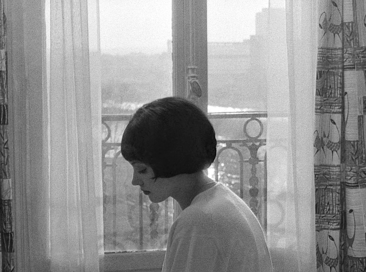 Годар жить своей. Годар жить своей. Годар жить своей. Годар курит. Французская новая волна режиссеры.