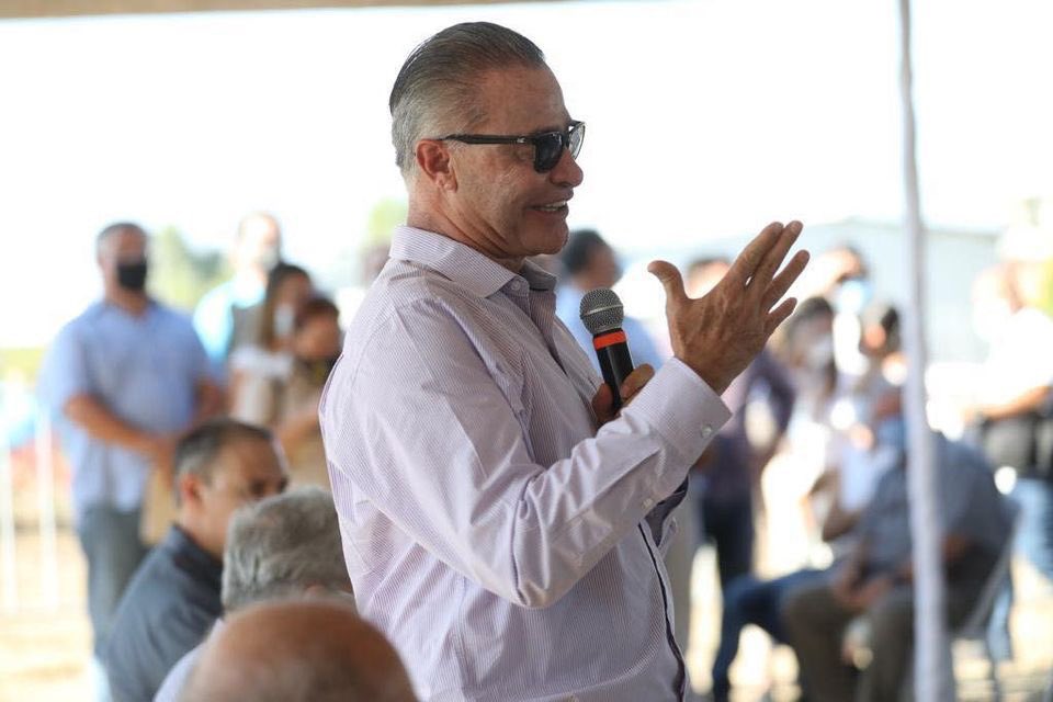 QuirinoOC's tweet photo. #FelizLunes, hoy junto con @rochamoya_, gobernador electo, y el Químico Benítez, alcalde de Mazatlán, arrancamos una obra estratégica para el puerto, la avenida Delfín. Ayudará a agilizar el tráfico, agradecemos el apoyo del gobierno federal para concretar esta gran inversión. https://t.co/9w5JjbrdVU