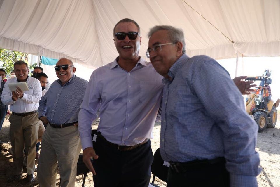 QuirinoOC's tweet photo. #FelizLunes, hoy junto con @rochamoya_, gobernador electo, y el Químico Benítez, alcalde de Mazatlán, arrancamos una obra estratégica para el puerto, la avenida Delfín. Ayudará a agilizar el tráfico, agradecemos el apoyo del gobierno federal para concretar esta gran inversión. https://t.co/9w5JjbrdVU