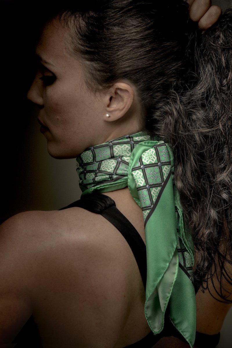 CDEheritage's tweet photo. 💚⚔️💚

#ChevalierDeon #JeSuisChevalierdeon #MadeinFrance #Foulard #FoulardSoie #Soie https://t.co/8KrWpq7KH5