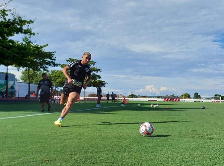 Botafogo calibra a pontaria para este confronto direto diante do Goiás. Foto: Botafogo FR/Twitter