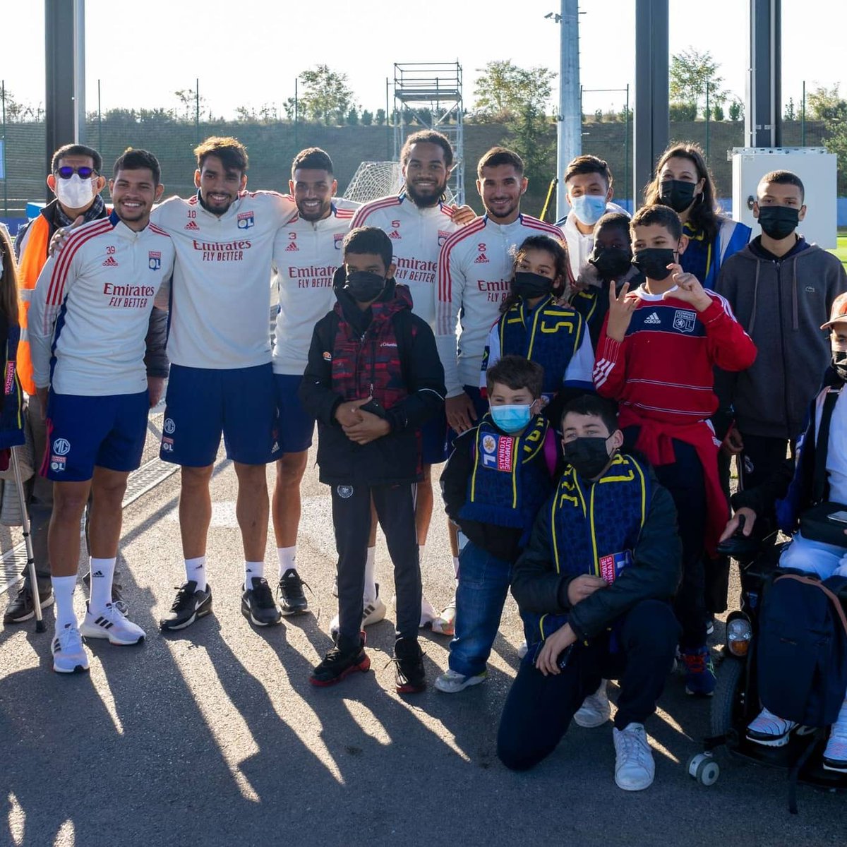 ASP69200's tweet photo. Aujourd'hui, le rêve de certains enfants est devenu réalité ❤️
Grâce à notre partenaire de Cœur @HoussemAouar, les enfants extraordinaires ont été accueillis comme des "princes" au Stade de l' @ol
Une belle et magnifique journée sous le soleil avec les joueurs de l'OL 😍🥰 https://t.co/jySACVZ9HE