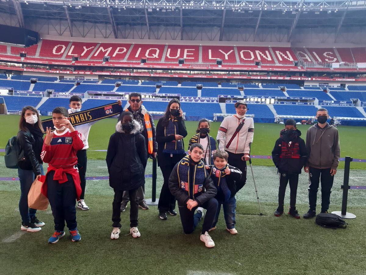 ASP69200's tweet photo. Aujourd'hui, le rêve de certains enfants est devenu réalité ❤️
Grâce à notre partenaire de Cœur @HoussemAouar, les enfants extraordinaires ont été accueillis comme des "princes" au Stade de l' @ol
Une belle et magnifique journée sous le soleil avec les joueurs de l'OL 😍🥰 https://t.co/jySACVZ9HE