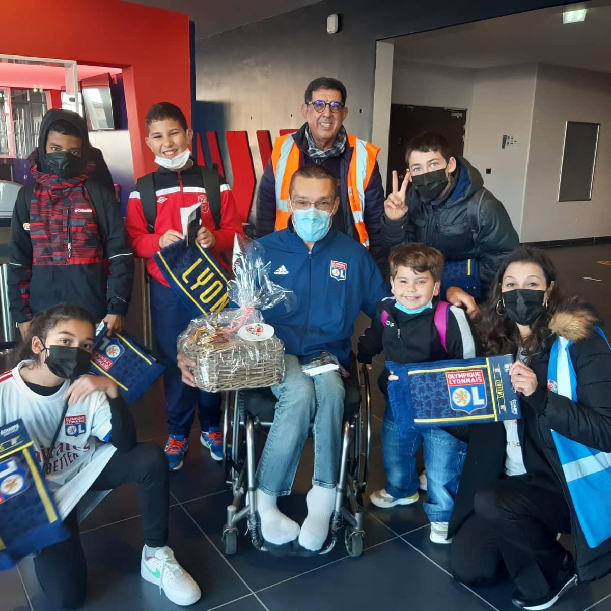 ASP69200's tweet photo. Aujourd'hui, le rêve de certains enfants est devenu réalité ❤️
Grâce à notre partenaire de Cœur @HoussemAouar, les enfants extraordinaires ont été accueillis comme des "princes" au Stade de l' @ol
Une belle et magnifique journée sous le soleil avec les joueurs de l'OL 😍🥰 https://t.co/jySACVZ9HE