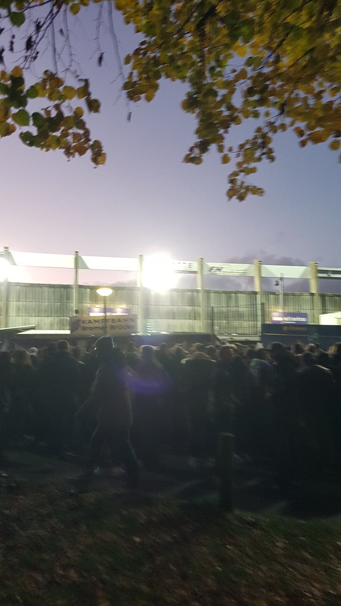 DaanSonneveld's tweet image. VfL Osnabrück - Hallescher FC (0-0), 22-10-2021. De VC weer present, maar ondanks de betere support in de tweede helft ook weer geen doelpunten. Morgen op naar Freiburg thuis! #OSNHFC #violetcrew #DFBPokal