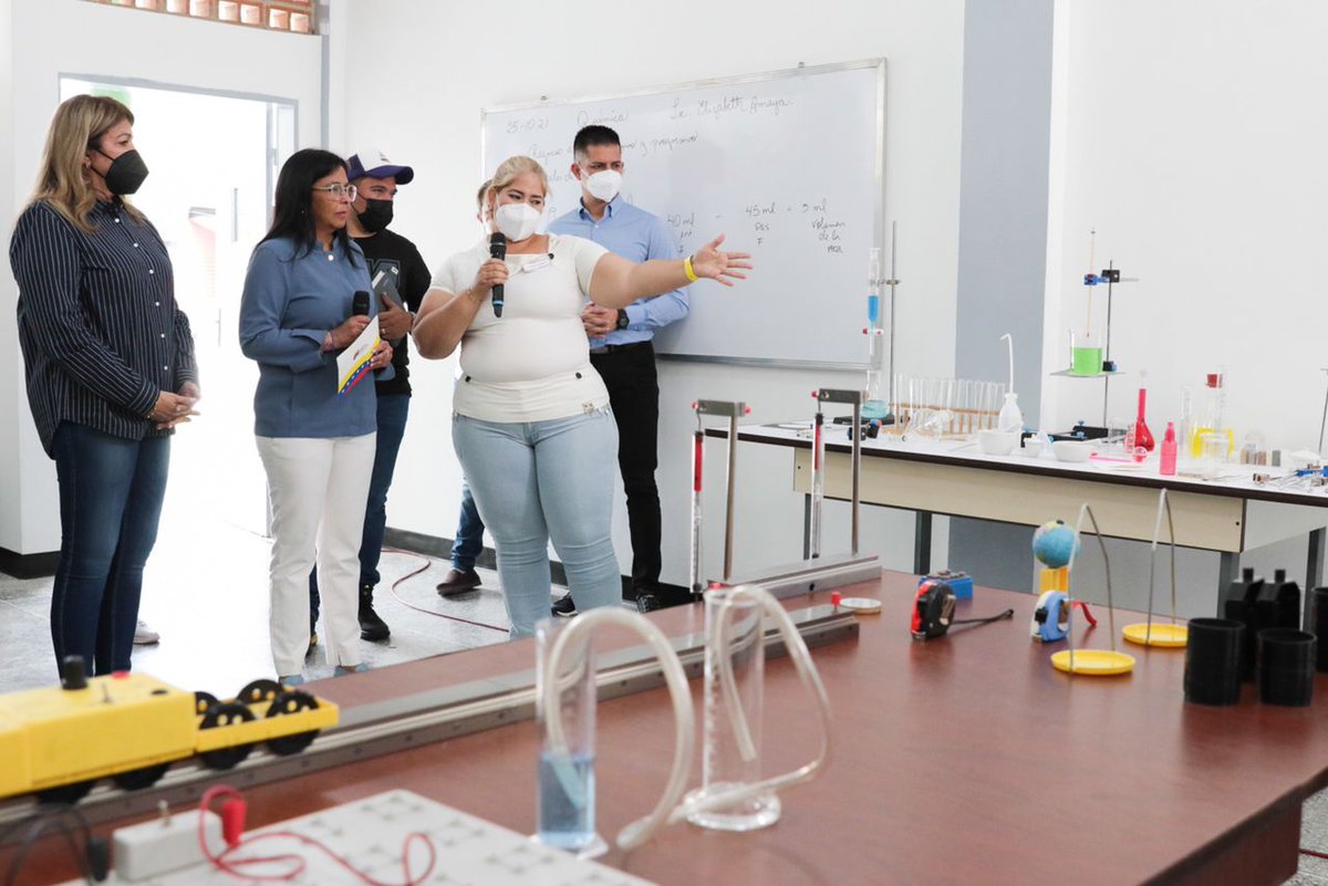NicolasMaduro's tweet photo. Qué felicidad ver a nuestros niños, niñas y jóvenes nuevamente en sus aulas de clases. #25Oct, día maravilloso para el reencuentro con sus amigos y amigas, para seguir formándose en los valores, la cultura y en lo bueno de la Patria. ¡Muchachada, recuerden la bioseguridad! https://t.co/hpgFzKnsFo