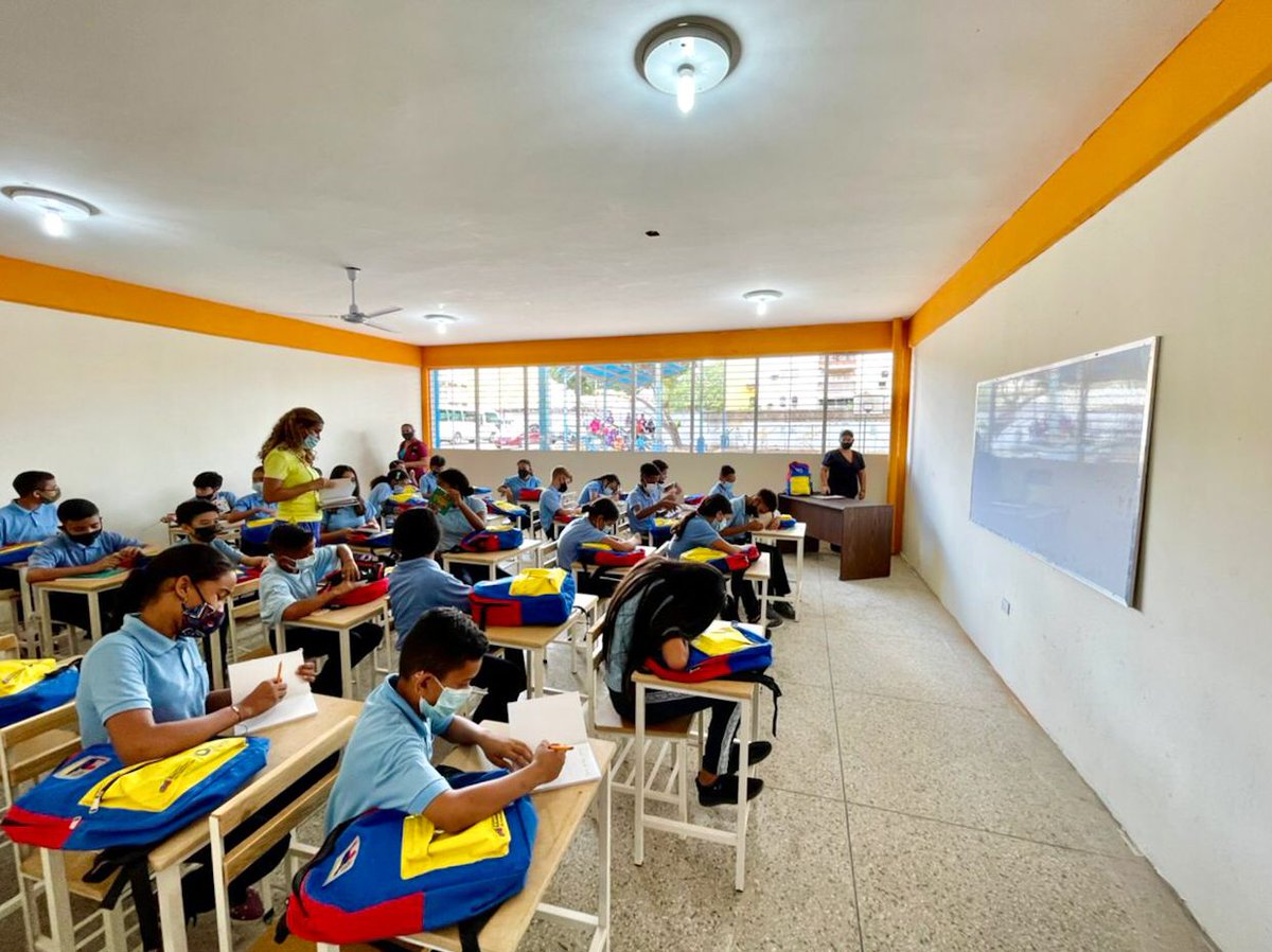 Qué felicidad ver a nuestros niños, niñas y jóvenes nuevamente en sus aulas de clases. #25Oct, día maravilloso para el reencuentro con sus amigos y amigas, para seguir formándose en los valores, la cultura y en lo bueno de la Patria. ¡Muchachada, recuerden la bioseguridad!
