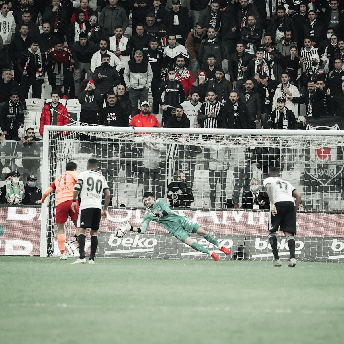 BesiktasEnglish's tweet photo. ⛔️No snakes are allowed in his house. ⛔️

#BJKvGS | #FlyHigh https://t.co/rPyS1vvOgv