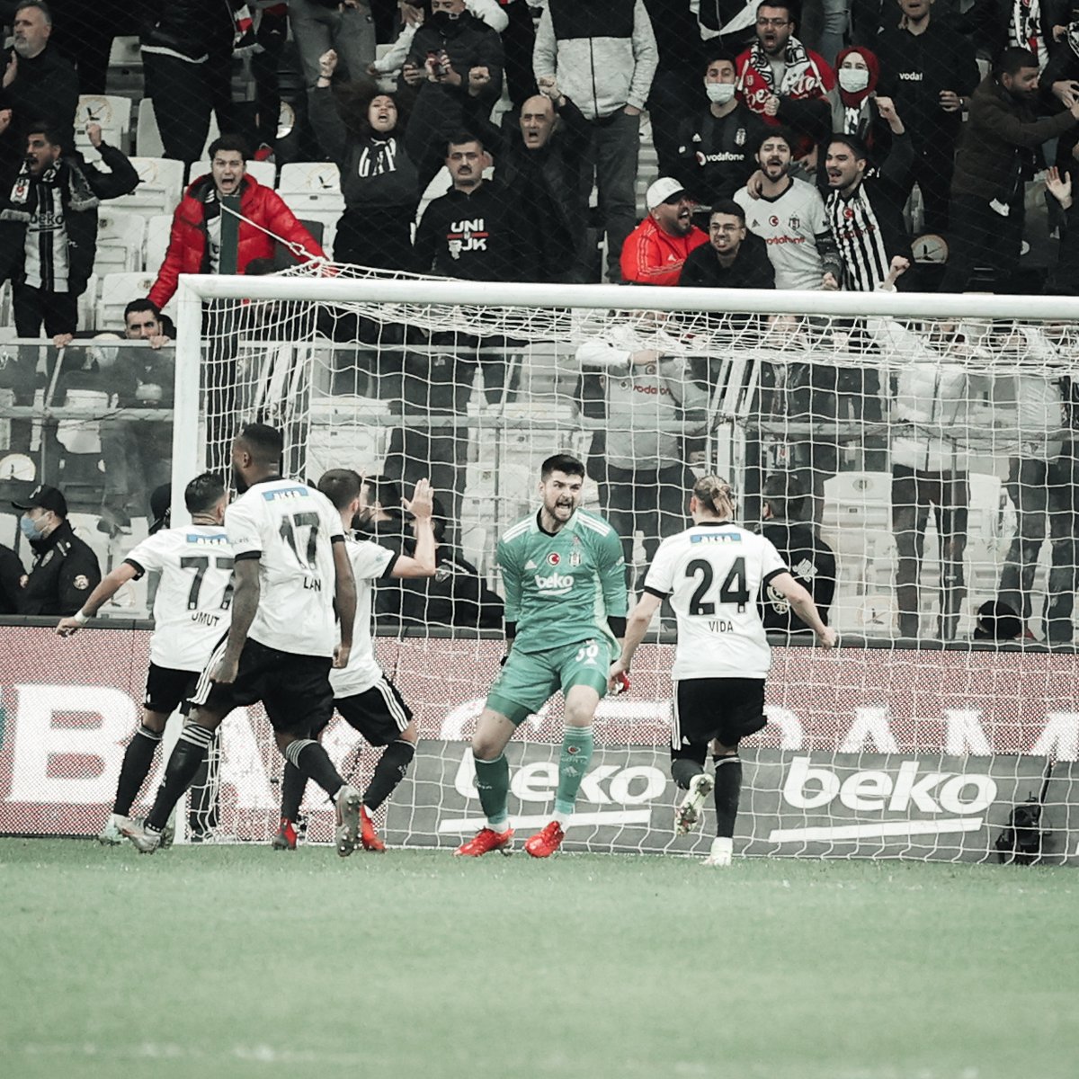 BesiktasEnglish's tweet photo. ⛔️No snakes are allowed in his house. ⛔️

#BJKvGS | #FlyHigh https://t.co/rPyS1vvOgv