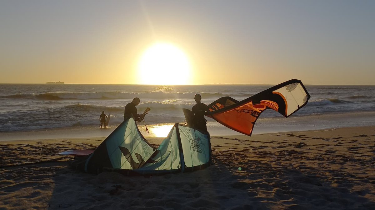 GuideBarefoot's tweet photo. Bloubergstrand is a world-famous kite surfing hotspot with an iconic view.
#thebarefootguide #bloubergstrand #kitesurfing #tablemountain https://t.co/ooSLUi7HrT