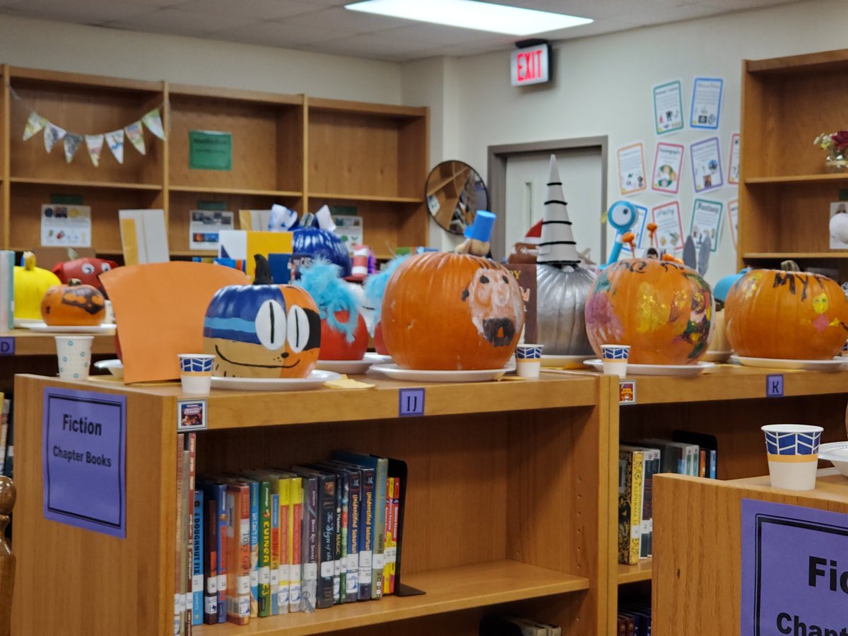 TessSmithTX's tweet photo. Creative pumpkins by the @FBEMustangs . There's too many to show so come back later and check out a few more.  #CFBMattersToMe https://t.co/cf4vQun3Qt