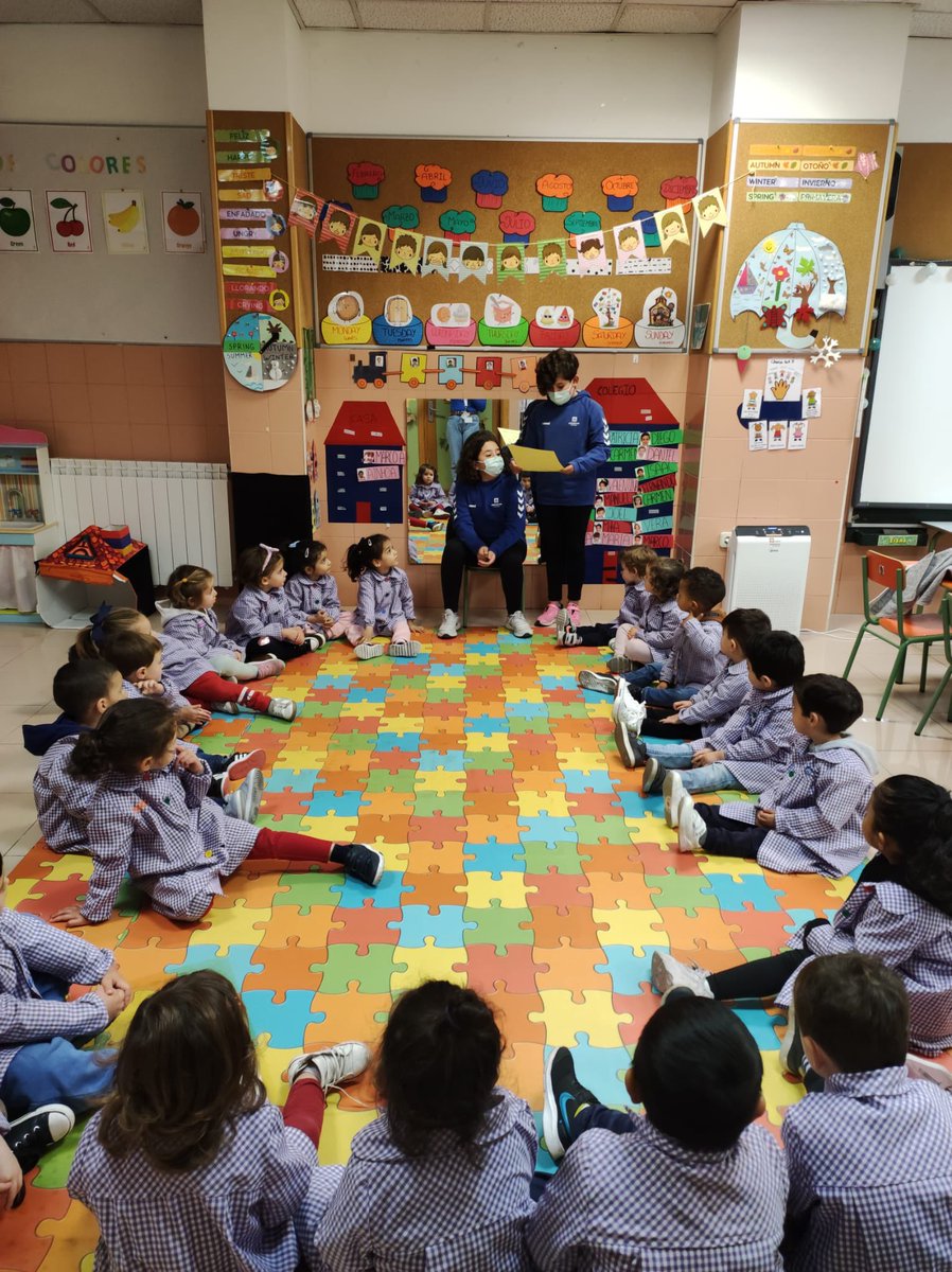 SalesianosCiuRe's tweet photo. Los niños de Infantil y Primaria han tenido un actividad especial en torno al día de la biblioteca.
Han recitado poemas de Gloria Fuertes, y se lo han pasado en grande.
#MiColeInnova https://t.co/Ng1Cn88oUQ
