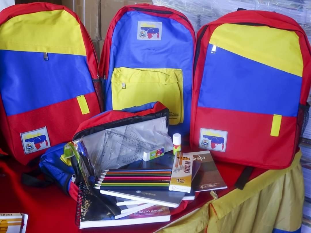 Cada kits escolar contiene útiles, franela, calzados, productos de altísima calidad hechos en Venezuela, para garantizar la comodidad y el bienestar de nuestros niños y niñas.
#DigamosPresente