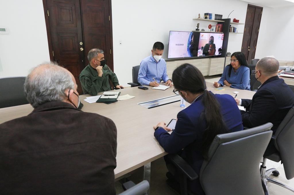 #Entérate👉 El Almirante en Jefe <a href="/CeballosIchaso1/">@FuerzaDinamica Remigio Ceballos Ichaso</a> participó en el Consejo de Vicepresidentes Sectoriales, presidido por la Vicepresidenta Ejecutiva, Delcy Rodríguez, en el marco del regreso a clases bioseguro y otras áreas de atención social al pueblo.

#DigamosPresente