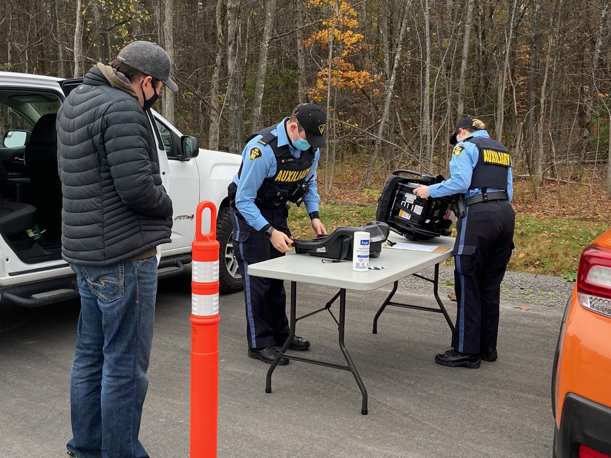 OPP_ER's tweet image. #RenfrewOPP in conjunction with McNab/Braeside Twp had a successful car seat clinic today. 11 inspections were completed with parents and grandparents to bring awareness to the importance of properly installing and using the child restraint system. ^ajc