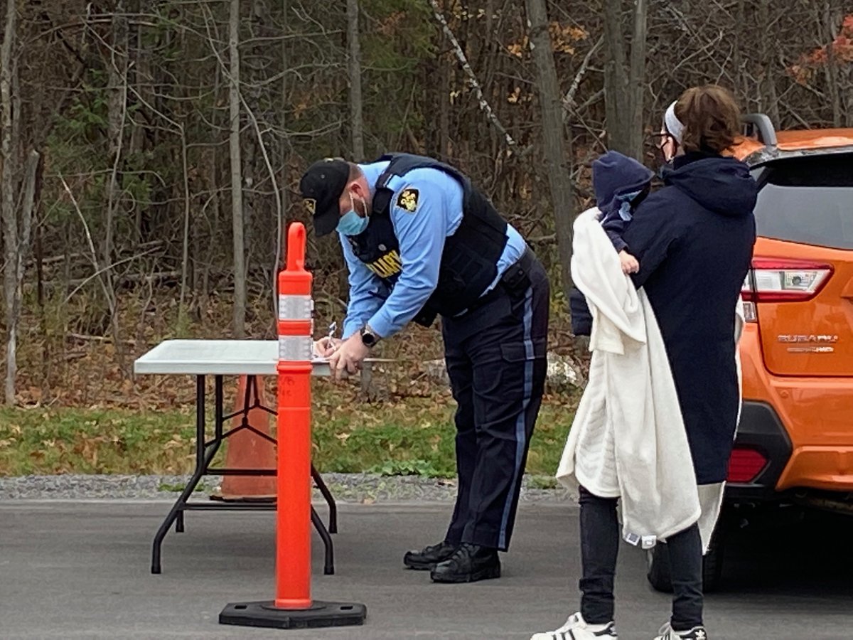 OPP_ER's tweet image. #RenfrewOPP in conjunction with McNab/Braeside Twp had a successful car seat clinic today. 11 inspections were completed with parents and grandparents to bring awareness to the importance of properly installing and using the child restraint system. ^ajc