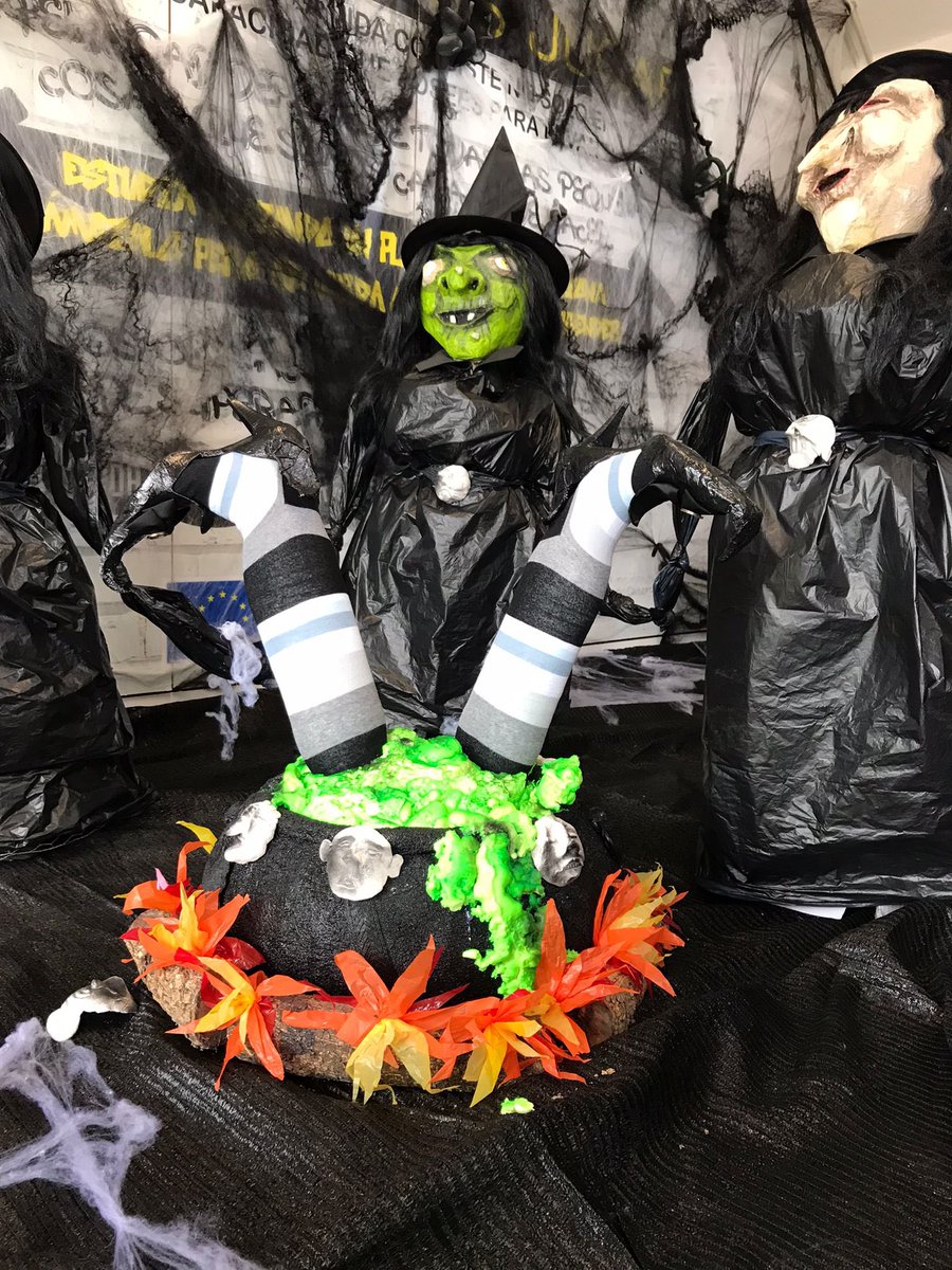 colegioelcabo's tweet photo. El CEIP ISABEL LA CATÓLICA ya cuenta con su terrorífico rincón de Halloween gracias, como todos los cursos,  a nuestro #ampa @CeipIsabel 🎃💀🤡 @EducacionCan @cepsantacruz @santacruz_ayto @sepiegob @OPEECanarias https://t.co/5Qe3lAS48r