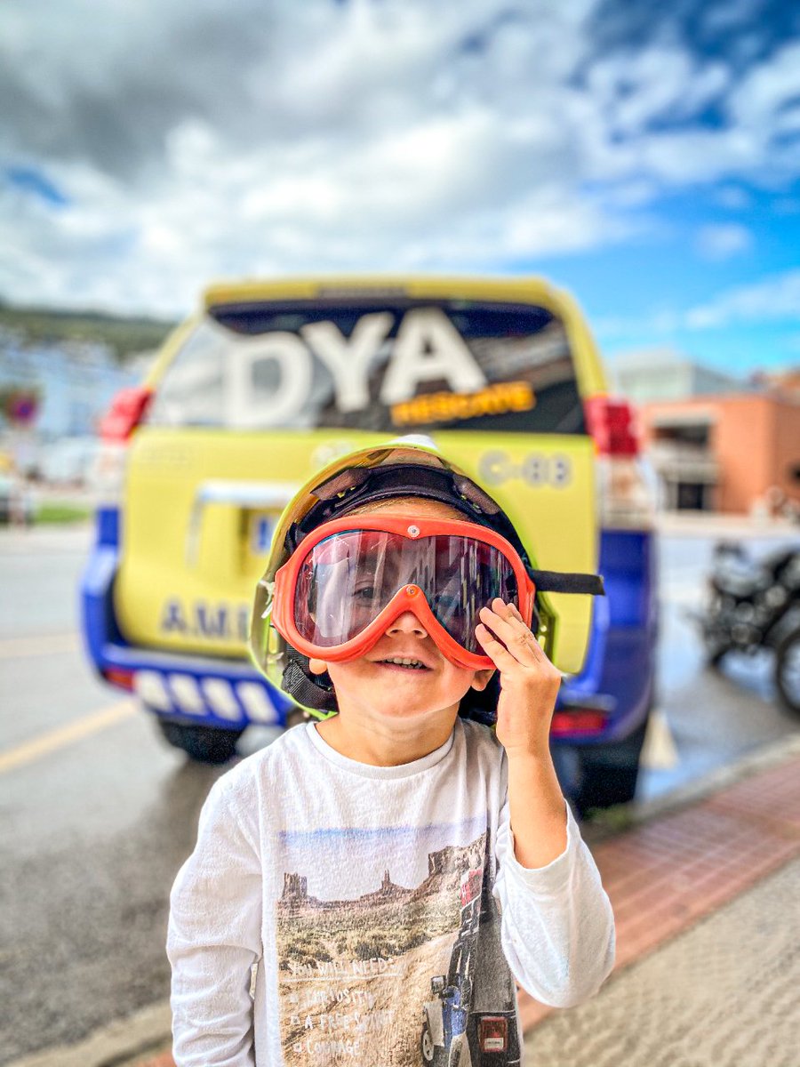 DYACantabria's tweet photo. En las normas de la DGT para la circulación de ciclistas podemos ver cómo en el casco urbano, no es obligatorio el uso de casco ⛑  Desde la DYA de Cantabria nos gustaría aconsejar (encarecidamente) su uso en todos los casos. Concienciando de su uso desde bien pequeños. https://t.co/9mVWRa8jqS