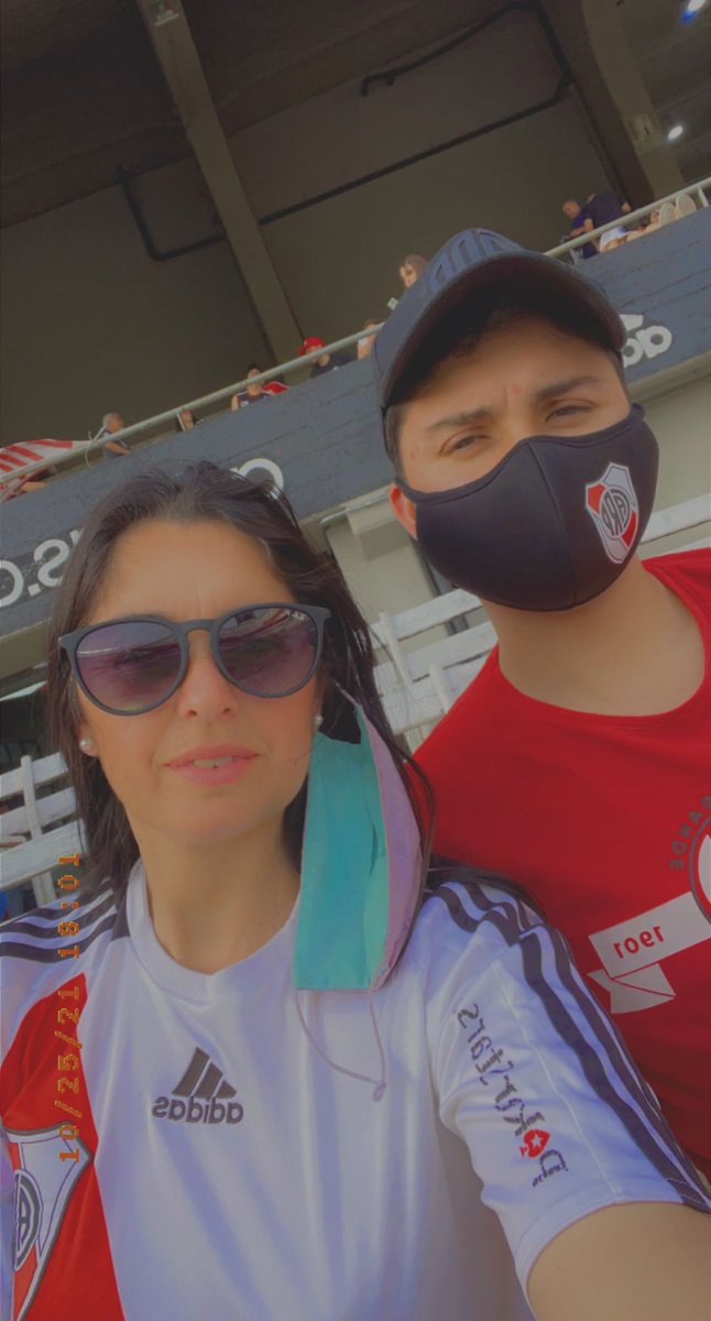 neri_RM's tweet photo. #FotoMonumental salida  de madre e hijo…!alentando al más grande⚪️❤️⚪️ @cariverplate https://t.co/inJFaoQIiE