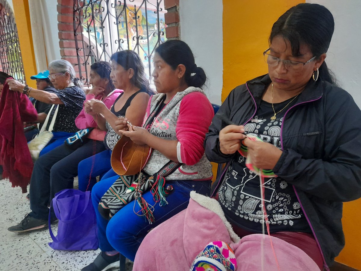 CaldonoPor's tweet photo. #MujeresHiladorasDeLAaPaz continuan  trabajando conjuntamente para seguir fortaleciendo los lazos de #Unidad y #Reconciliación en comunidades nasas, campecinas y reincorporadas. 
#ElFondoAvanza #PazDesdeLaBase #SomosLaPaz 
@FondoONUCol @ONU_es https://t.co/UIr7ELbosG